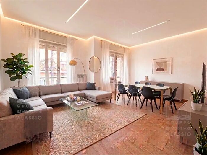 Appartamento con 5 locali in vendita in Via Vittorio Veneto, Albenga