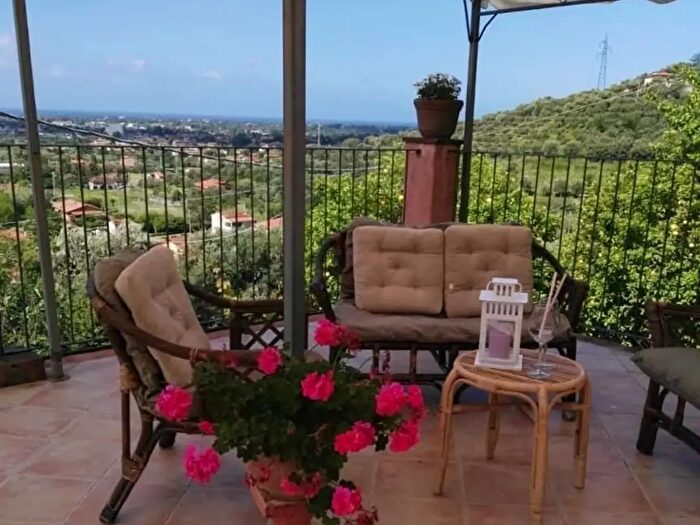 Casa con 11 locali in vendita in Seravezza