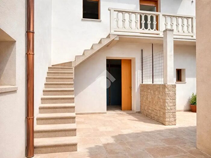 Casa quadrilocale in vendita in Via Alessandro Manzoni, Amaro