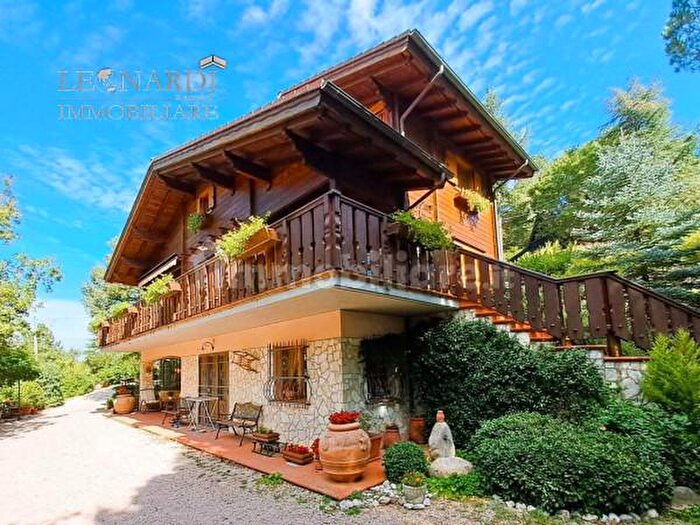 Casa con 6 locali in vendita in Passignano Sul Trasimeno