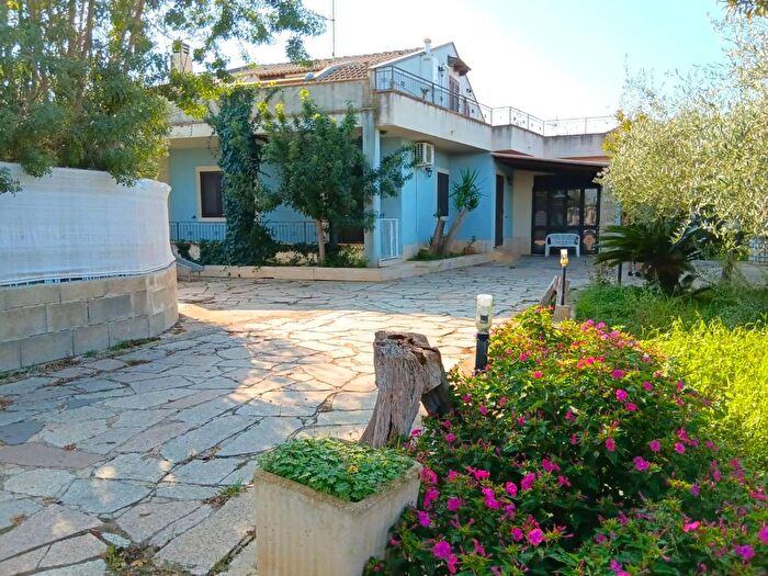 Casa con 7 locali in vendita in Comiso