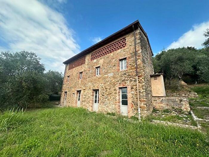 Casa con 8 locali in vendita in Camaiore