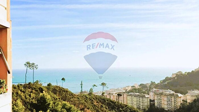 Appartamento trilocale in vendita in Via Carlo Lorenzini, Genova