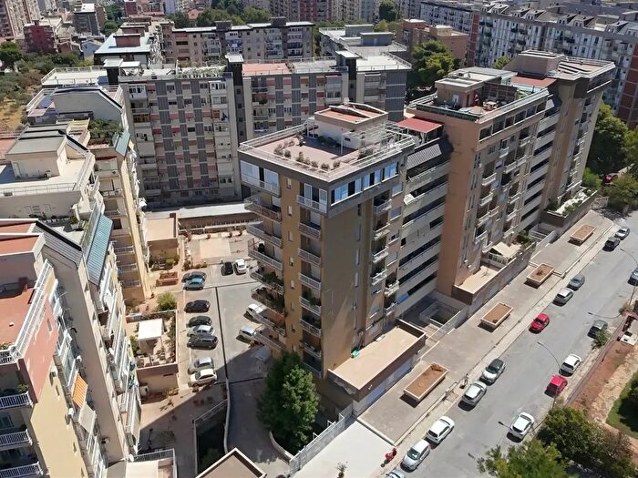 Appartamento con 5 locali in vendita in Via Cartagine, Palermo
