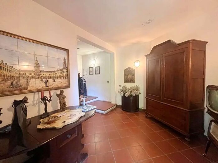 Casa con 8 locali in vendita in Modena