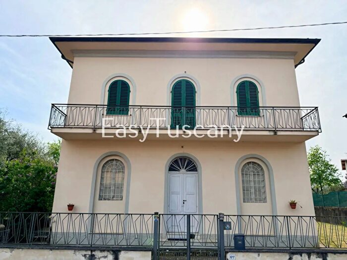 Casa con 13 locali in vendita in Via di Montecarlo, Montecarlo