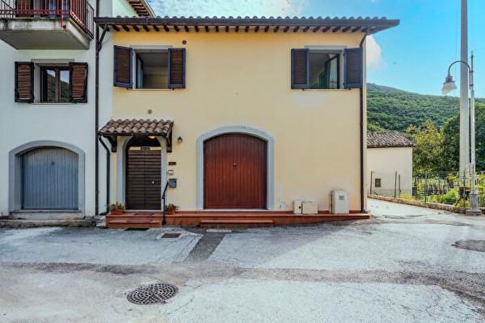 Casa con 6 locali in vendita in Località Bagnara, Nocera Umbra