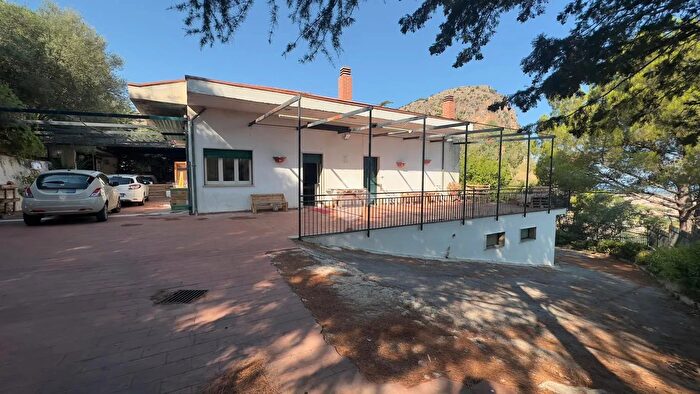 Casa con 8 locali in vendita in Contrada Ramo, Partinico