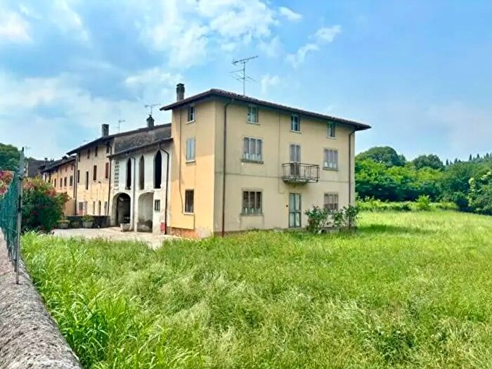Casa con 5 locali in vendita in Solferino