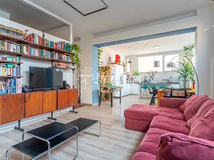 Appartamento trilocale in vendita in Via Spezia, Milano