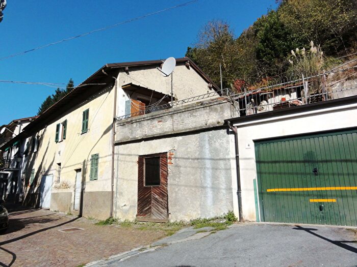 Casa con 10 locali in vendita in Murialdo