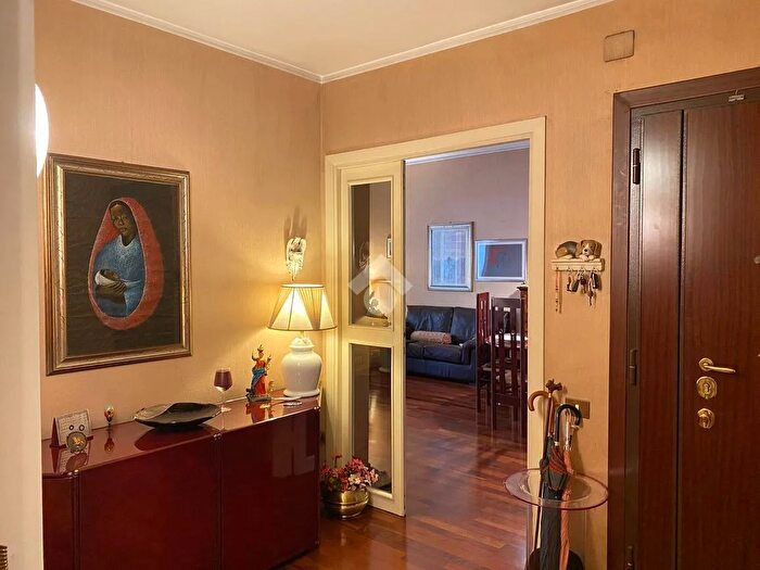 Appartamento trilocale in vendita in Via Genzano, Roma