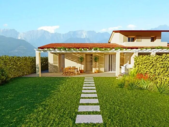 Casa quadrilocale in vendita in Via Lodolina, Massa