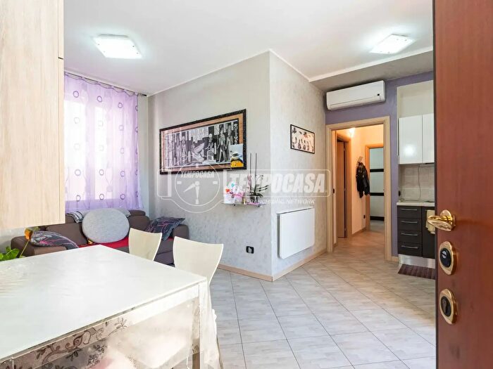 Appartamento trilocale in vendita in Via Fiume, Monguzzo