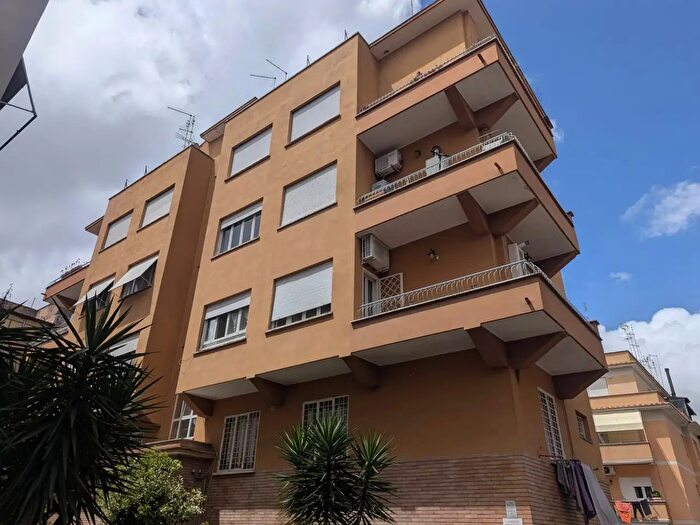 Appartamento trilocale in affitto in Via Achille Mauri, Roma