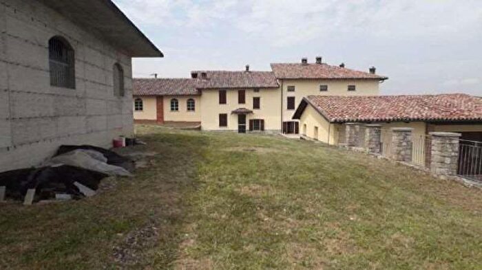 Casa con 6 locali in vendita in Ziano Piacentino