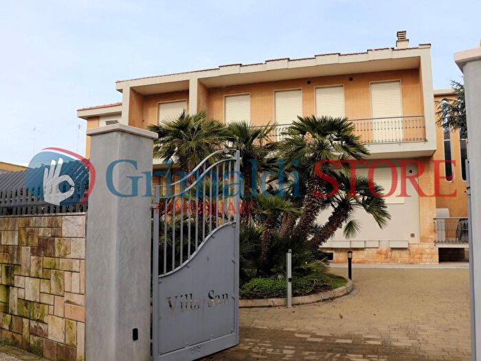 Casa con 6 locali in affitto in Via Santo Giuseppe, Squinzano