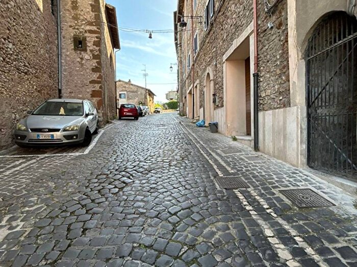 Appartamento trilocale in affitto in Via Giuseppe Garibaldi, Centro, Artena