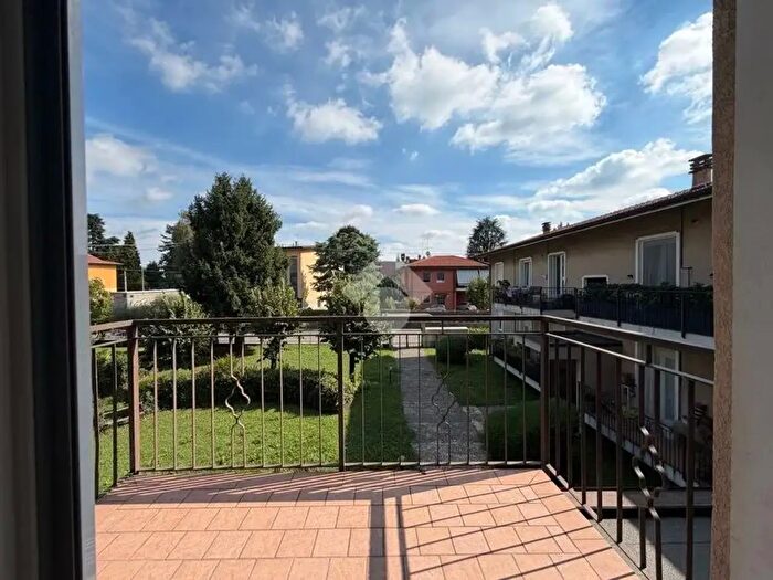 Appartamento trilocale in affitto in Via Monteregio, Casatenovo