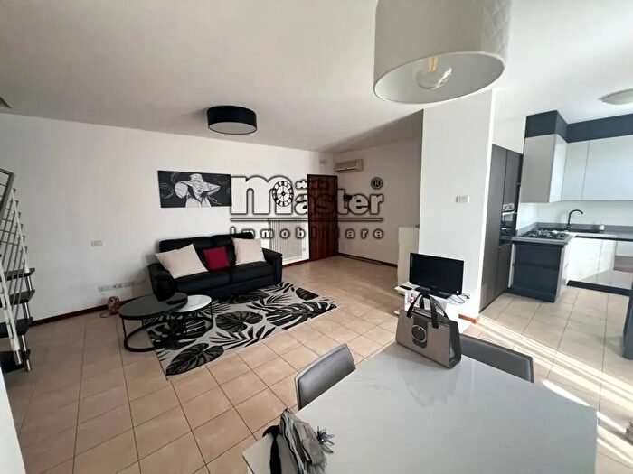 Appartamento quadrilocale in vendita in Via Ferrini, Paese