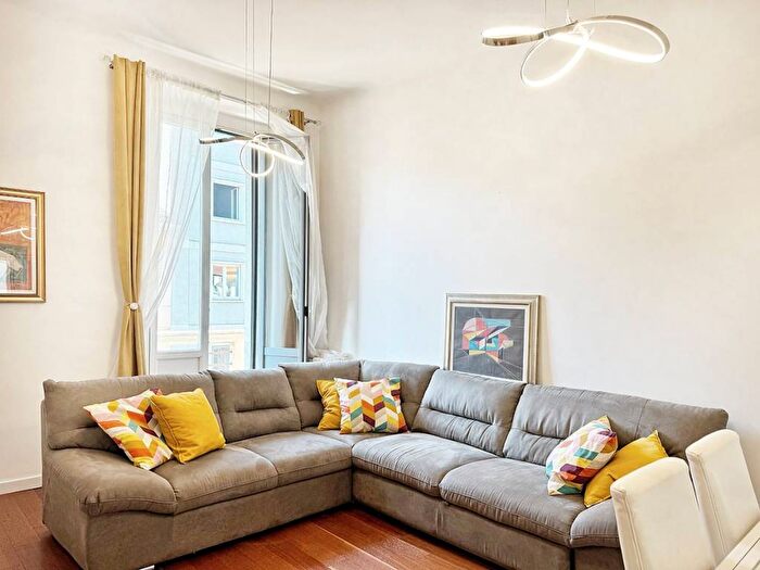 Appartamento trilocale in affitto in Via Ugo Bassi, Isola, Milano