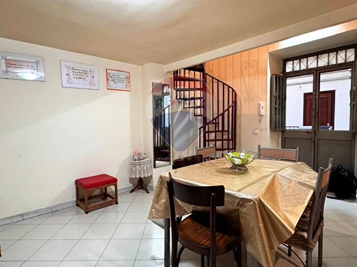 Appartamento bilocale in vendita in Via Falconieri, Napoli