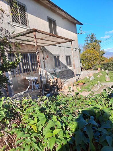 Casa con 6 locali in vendita in Semproniano