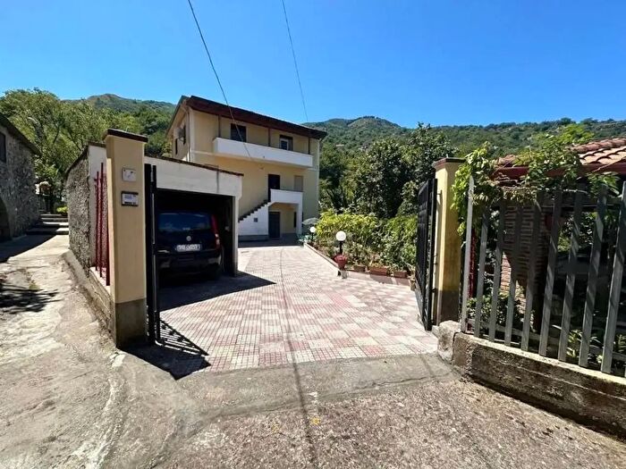 Casa con 9 locali in vendita in Contrada Fiumara, Tortorici