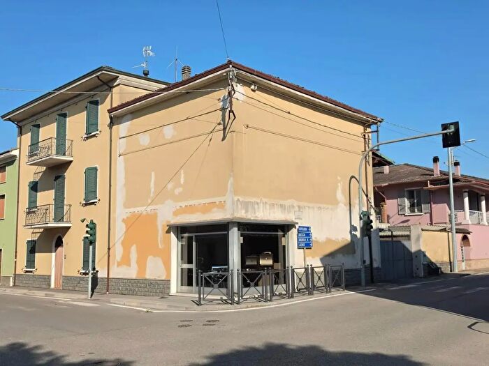 Casa con 12 locali in vendita in Via Martiri della Liberta, Gambara