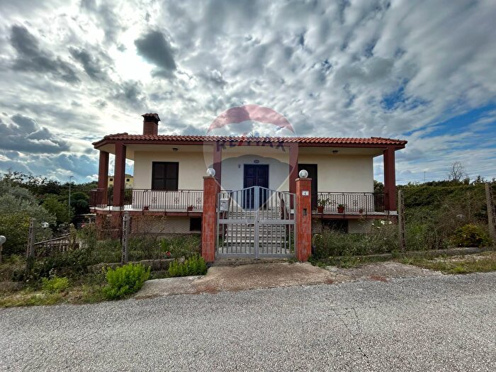 Casa quadrilocale in vendita in Cervialto, Aprilia