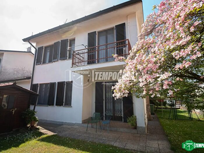 Casa quadrilocale in vendita in Via delle Grigne, Triuggio