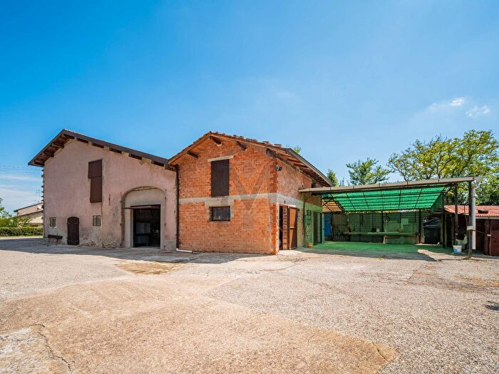 Casa con 8 locali in vendita in Ca Bertacchi, Viano