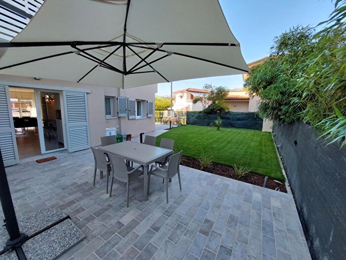 Appartamento con 5 locali in affitto in Montignoso