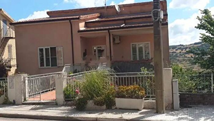 Casa con 6 locali in vendita in Via Umberto, Putifigari