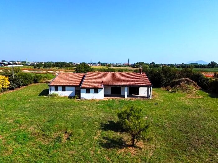 Casa quadrilocale in vendita in Via Buzzacarina, Borgo Veneto