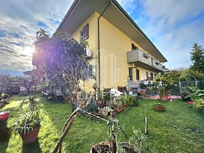 Casa con 7 locali in vendita in Massa