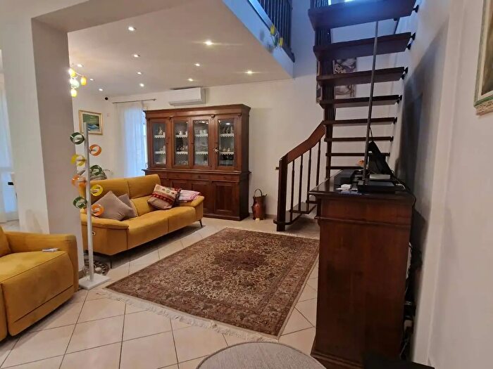 Appartamento con 6 locali in vendita in Via Volpi, Viareggio