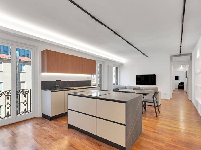 Appartamento trilocale in affitto in Viale Monte Santo, Porta Nuova, Milano