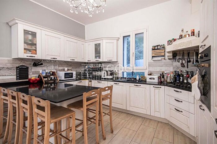 Casa con 8 locali in vendita in Imola