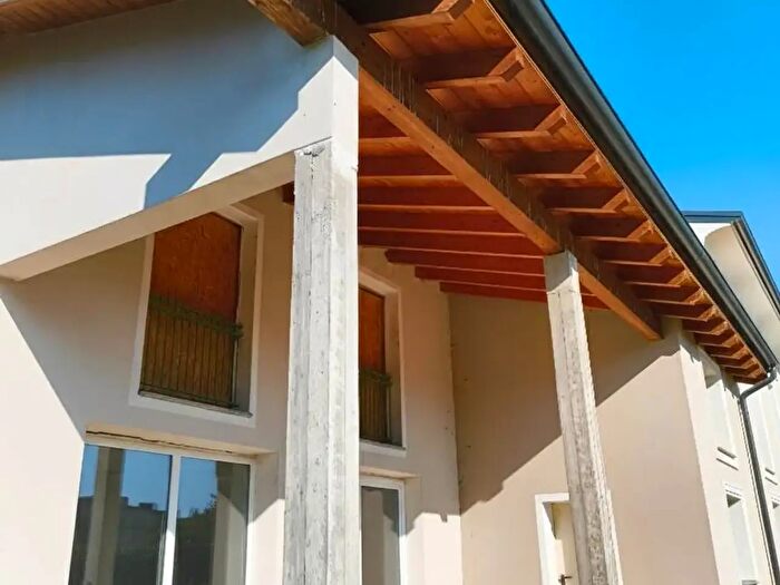 Casa con 6 locali in vendita in Mirandola