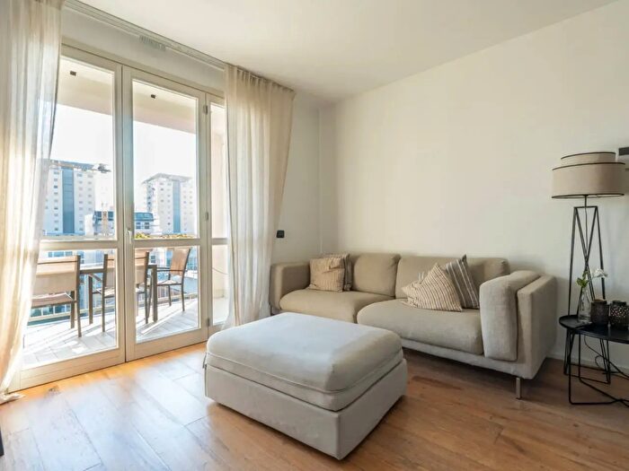 Appartamento trilocale in vendita in Via Giambellino, Milano