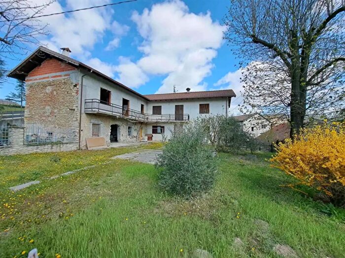 Casa con 10 locali in vendita in Bubbio