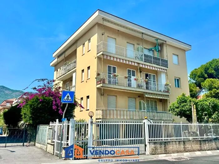 Appartamento trilocale in vendita in Via dei Pontassi, Loano
