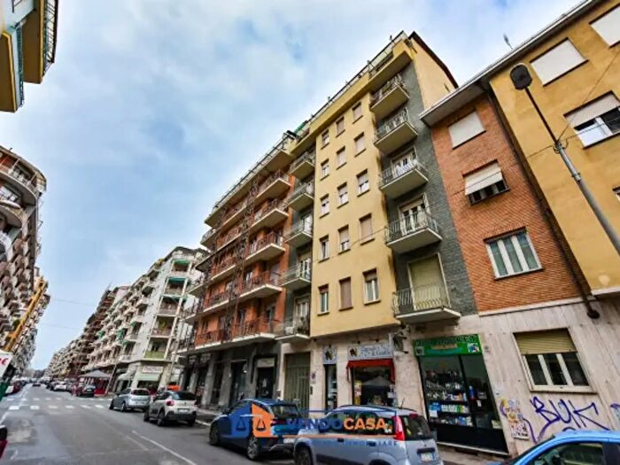 Appartamento trilocale in vendita in Via Barletta, Torino