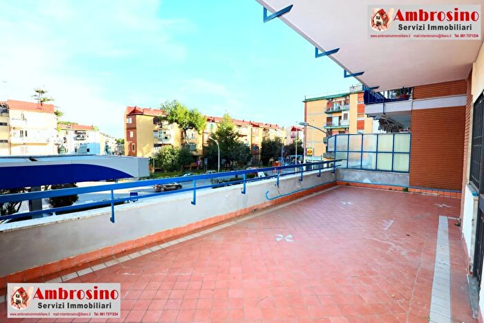 Appartamento con 6 locali in vendita in Viale dei Pianeti, Napoli