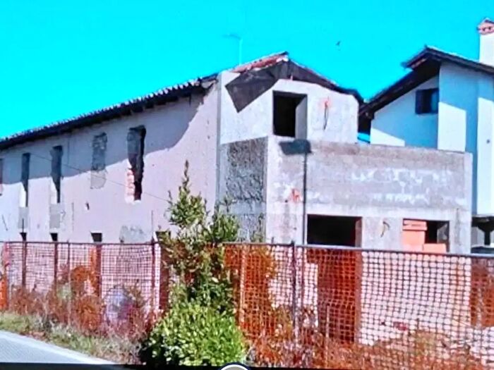 Casa quadrilocale in vendita in Via Zara, Paese