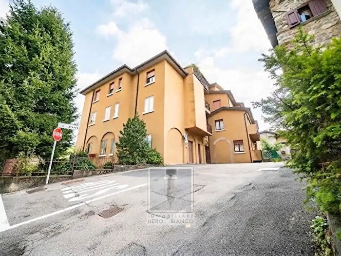 Appartamento bilocale in vendita in Via Piazza, Caprino Bergamasco