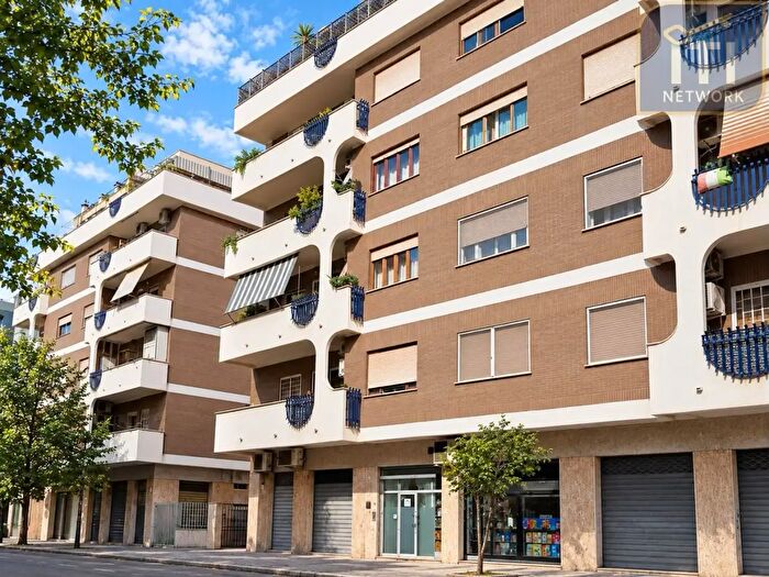Appartamento trilocale in vendita in Via Corrado del Greco, Roma