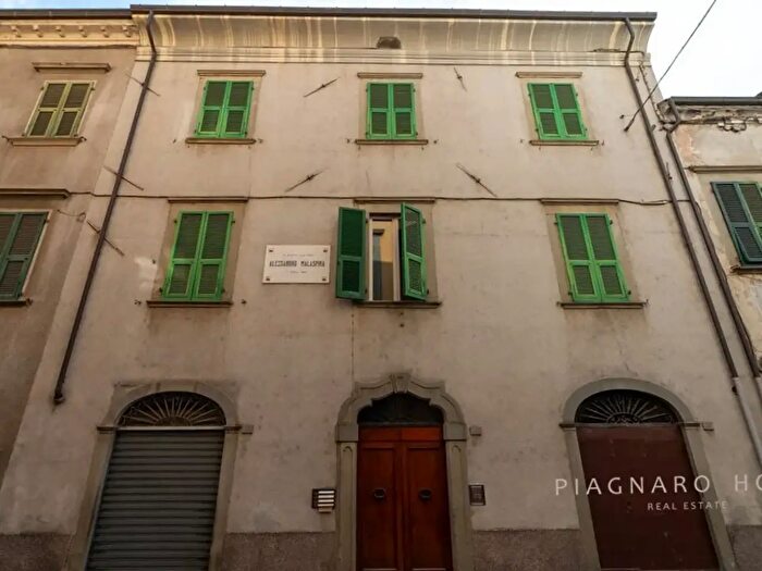 Appartamento con 6 locali in vendita in Via Malaspina, Pontremoli