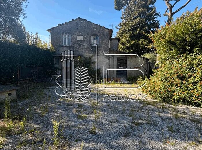 Casa con 7 locali in vendita in Pietrasanta